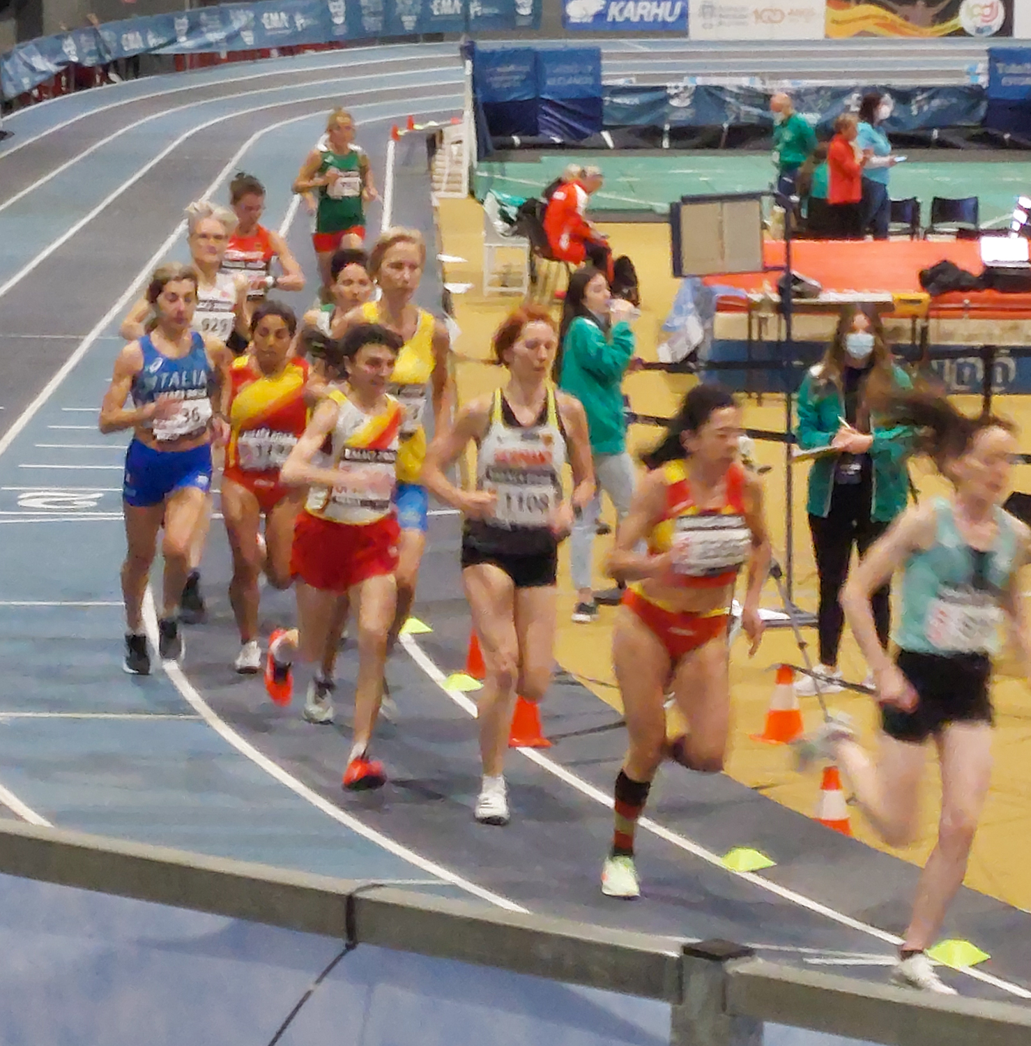 Katja Knospe (Mitte) während Ihres 3000m-Laufes